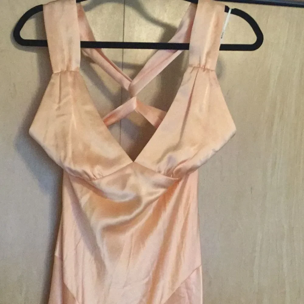 Issue NY Sleeveless Criss-Cross Open-Back Long Coral - Picture 4 of 12